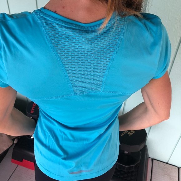 BUNDLED Two (2)Women's Under Armour Heat Gear tops - Picture 10 of 14